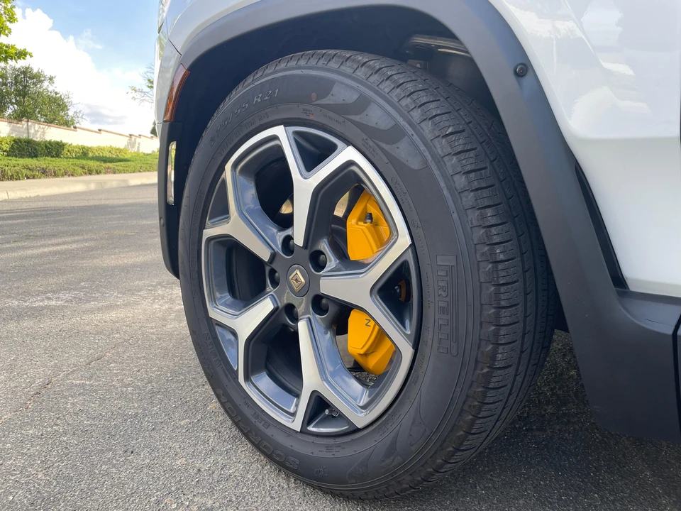 2023 Rivian R1S - Image 26 of 31