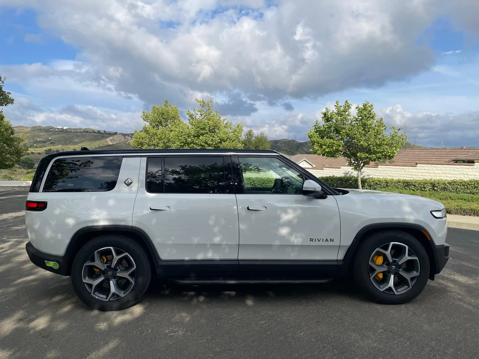 2023 Rivian R1S - Image 8 of 31