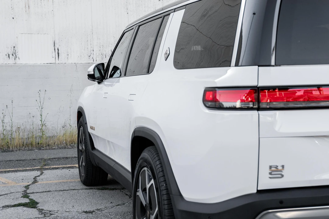 2023 Rivian R1S - Image 24 of 31