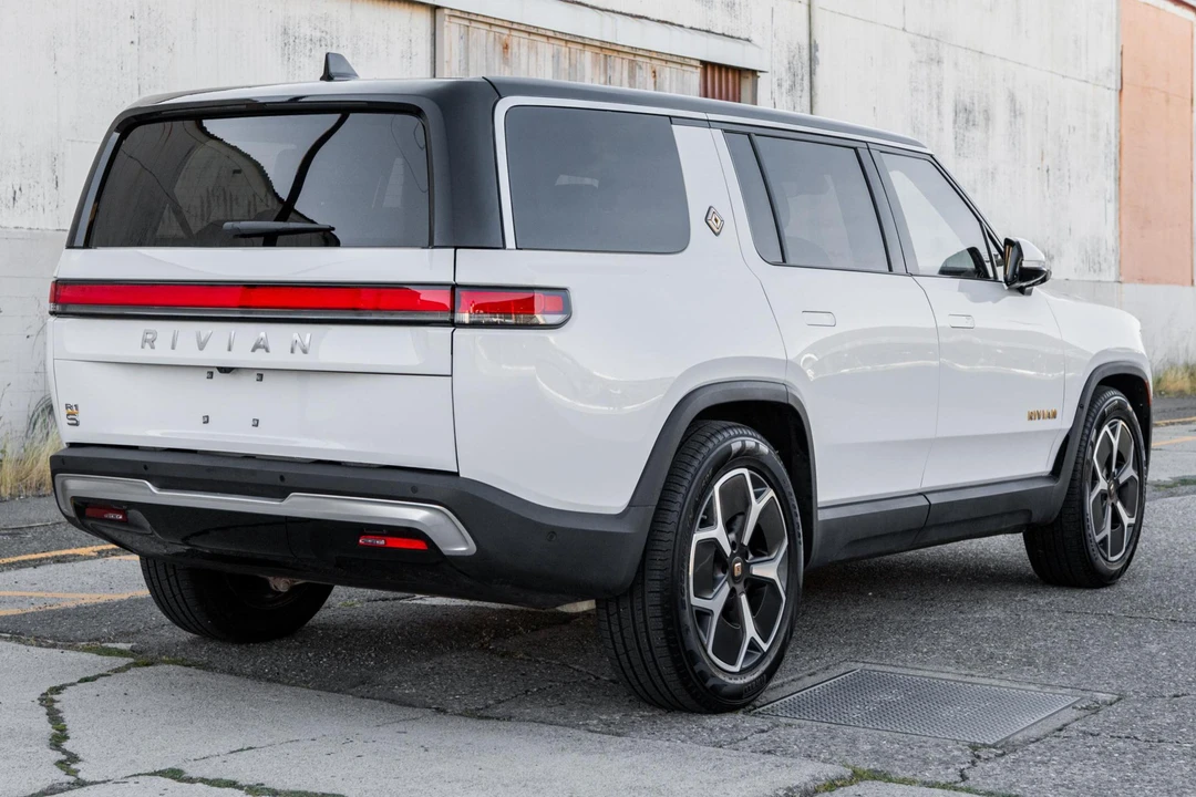 2023 Rivian R1S - Image 4 of 31