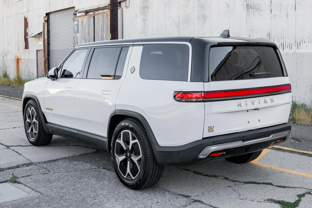 2023 Rivian R1S - Image 7 of 31