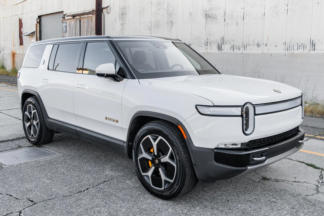 2023 Rivian R1S - Image 8 of 31