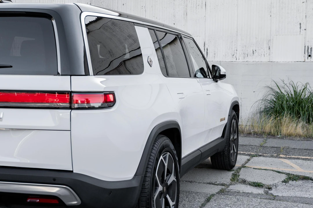 2023 Rivian R1S - Image 29 of 31