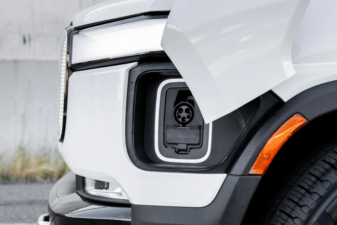 2023 Rivian R1S - Image 15 of 31