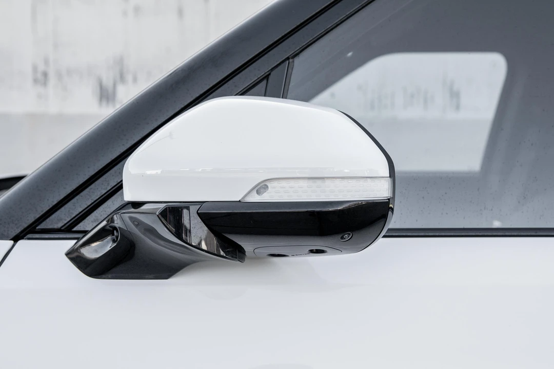 2023 Rivian R1S - Image 16 of 31