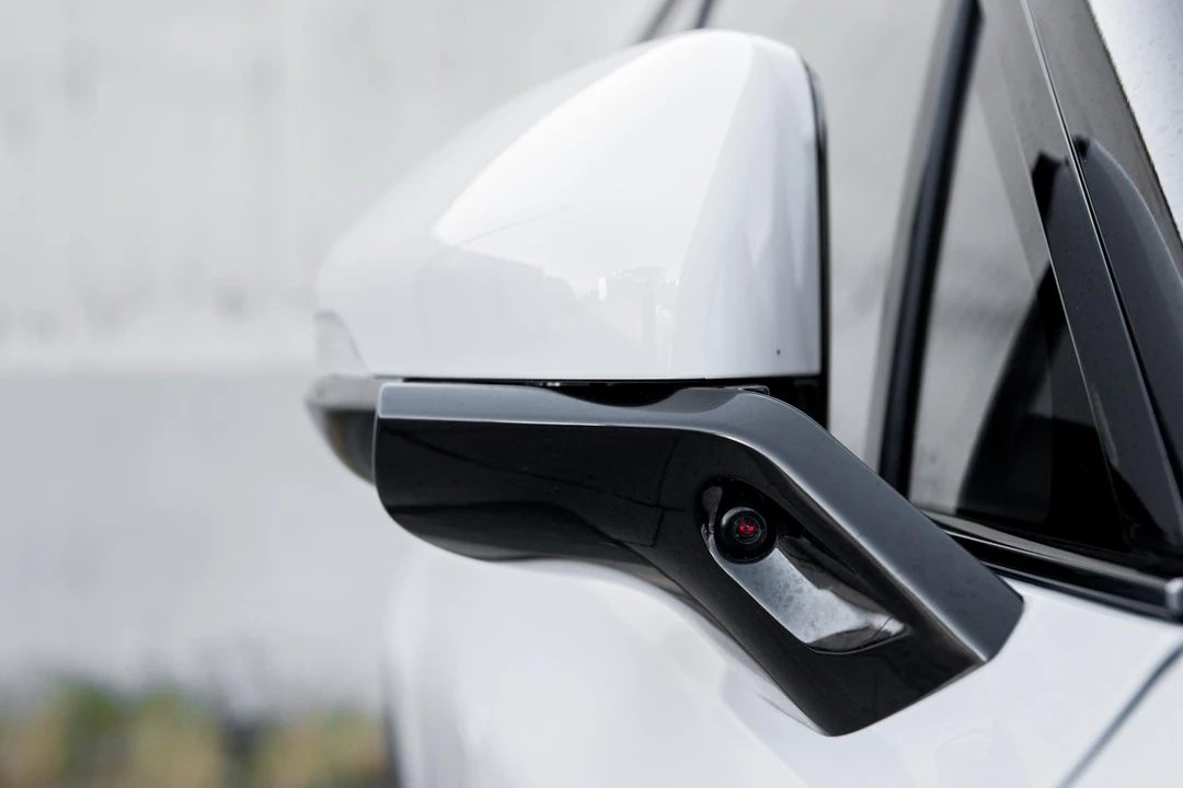 2023 Rivian R1S - Image 31 of 31