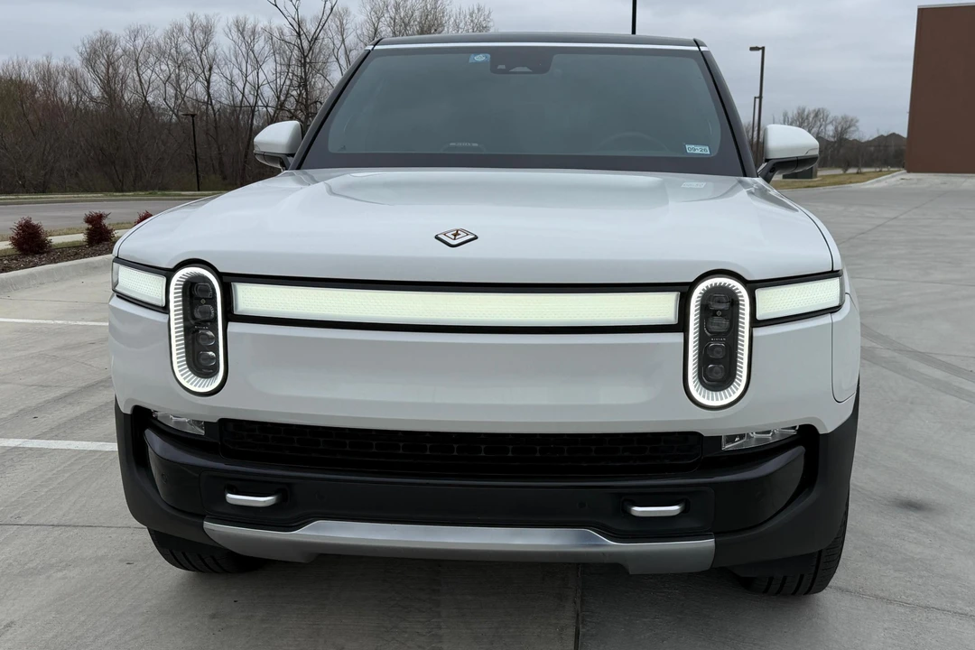 2023 Rivian R1S - Image 2 of 31