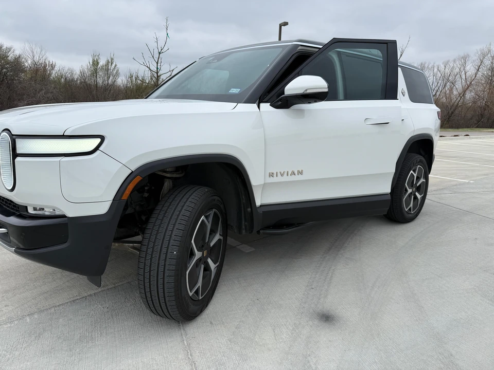 2023 Rivian R1S - Image 15 of 31