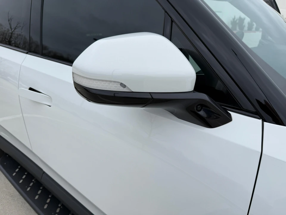 2023 Rivian R1S - Image 29 of 31