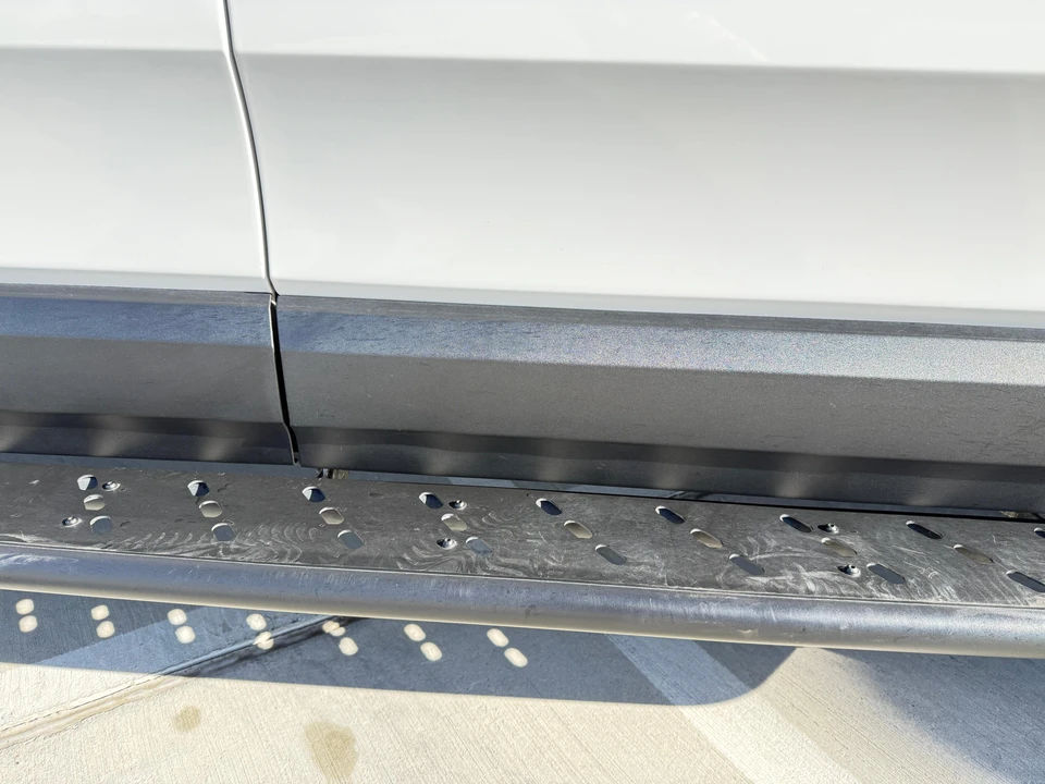 2023 Rivian R1S - Image 26 of 31