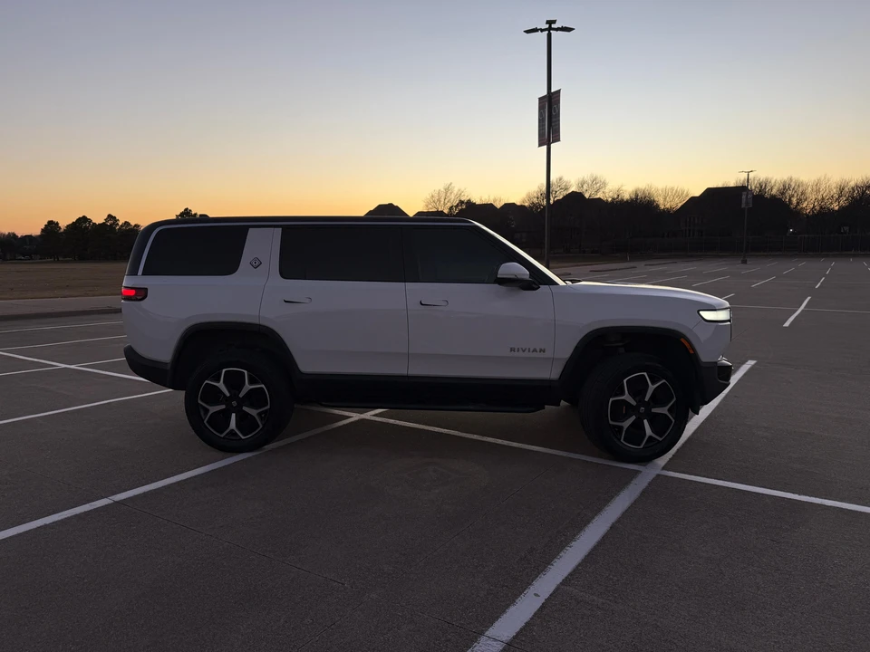 2023 Rivian R1S - Image 9 of 31