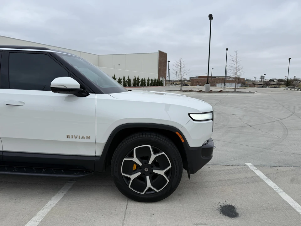 2023 Rivian R1S - Image 27 of 31