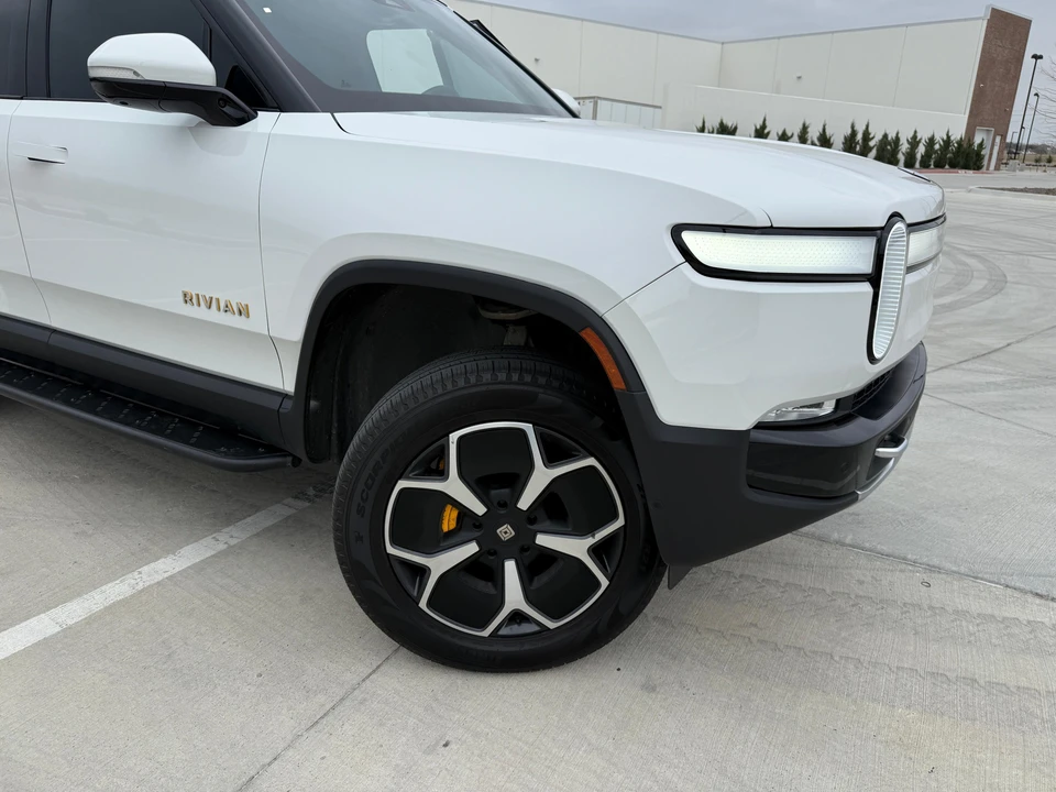 2023 Rivian R1S - Image 30 of 31