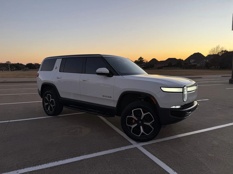 2023 Rivian R1S - Image 10 of 31