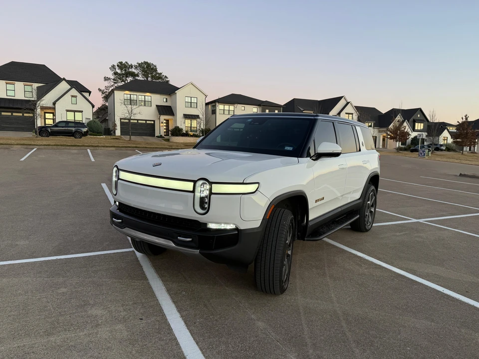 2023 Rivian R1S - Image 8 of 31