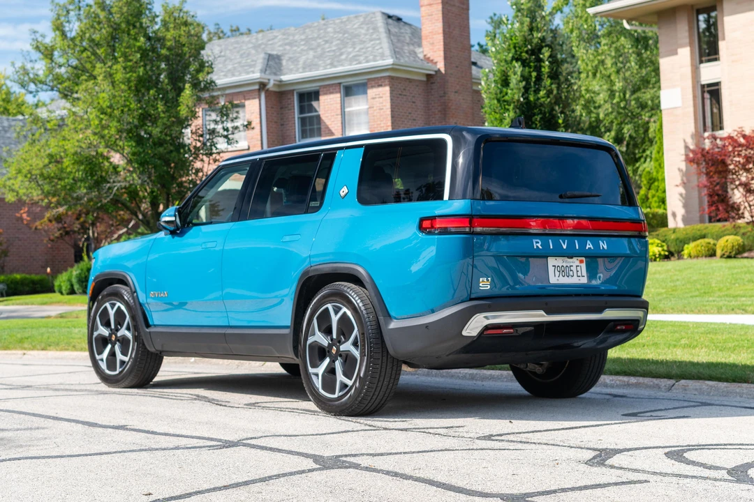 2023 Rivian R1S - Image 8 of 31