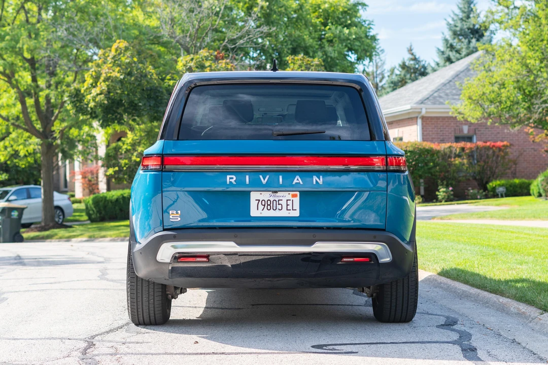 2023 Rivian R1S - Image 9 of 31
