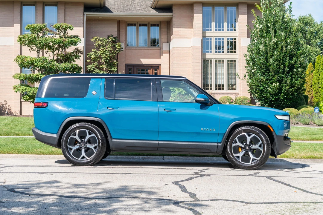 2023 Rivian R1S - Image 10 of 31