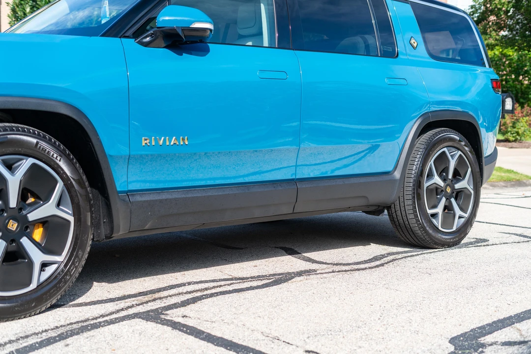 2023 Rivian R1S - Image 15 of 31