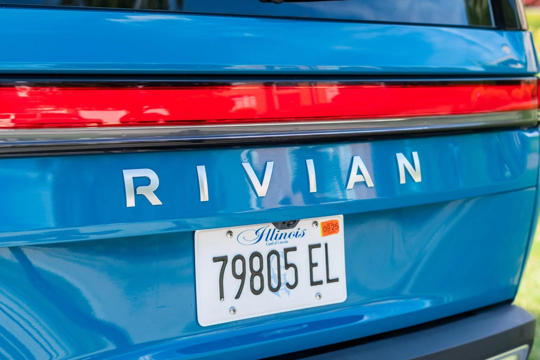 2023 Rivian R1S - Image 24 of 31