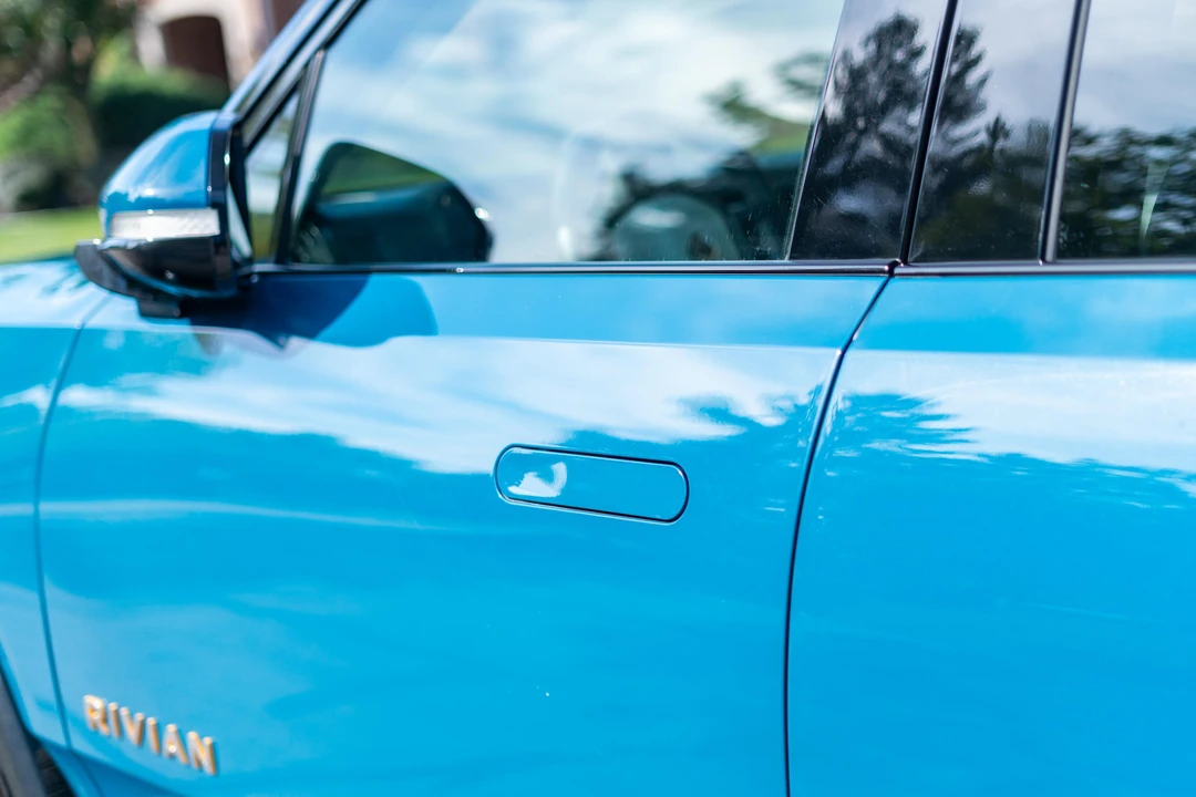 2023 Rivian R1S - Image 18 of 31