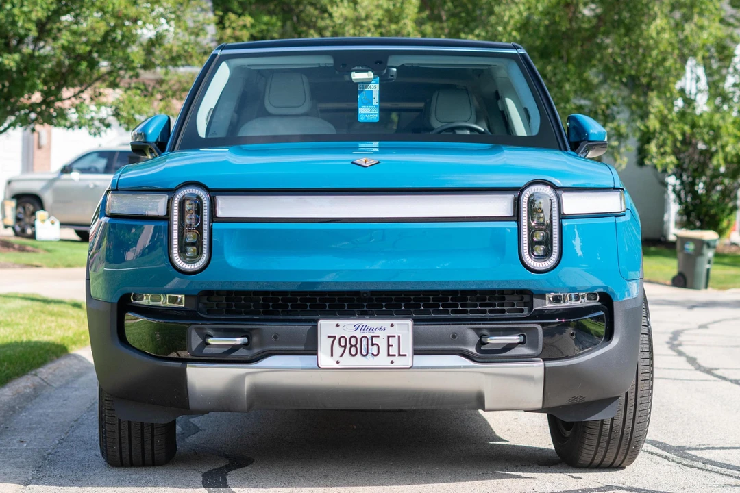 2023 Rivian R1S - Image 2 of 31