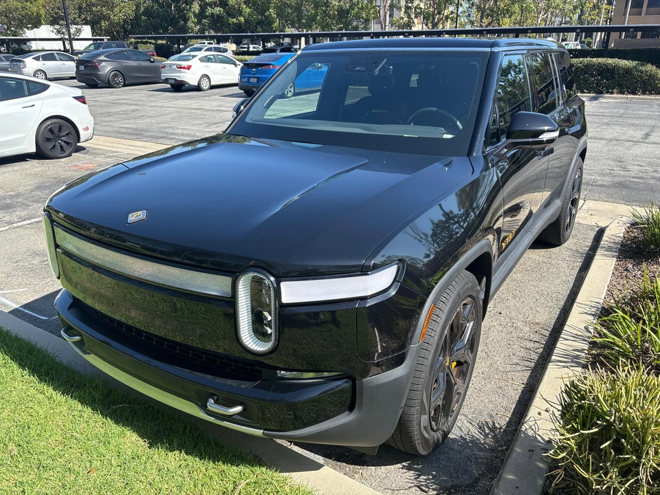 2023 Rivian R1S - Image 7 of 31