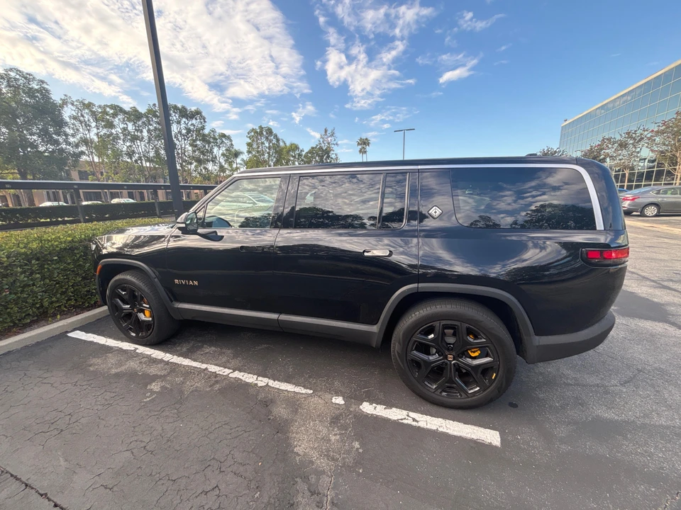 2023 Rivian R1S - Image 14 of 31