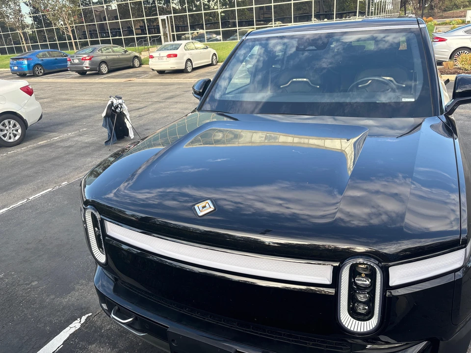 2023 Rivian R1S - Image 24 of 31