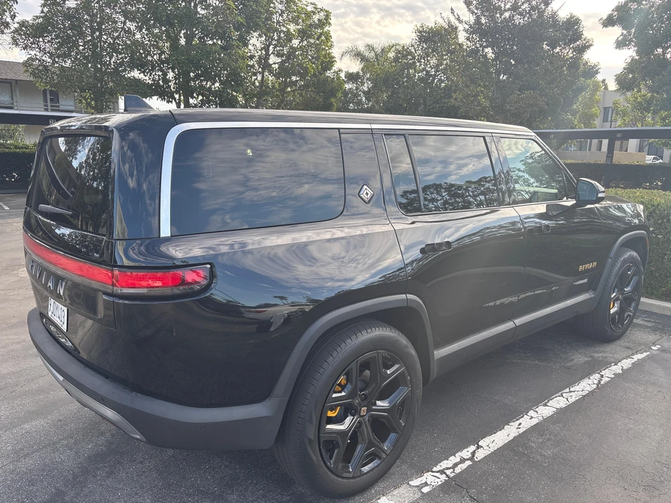 2023 Rivian R1S - Image 16 of 31