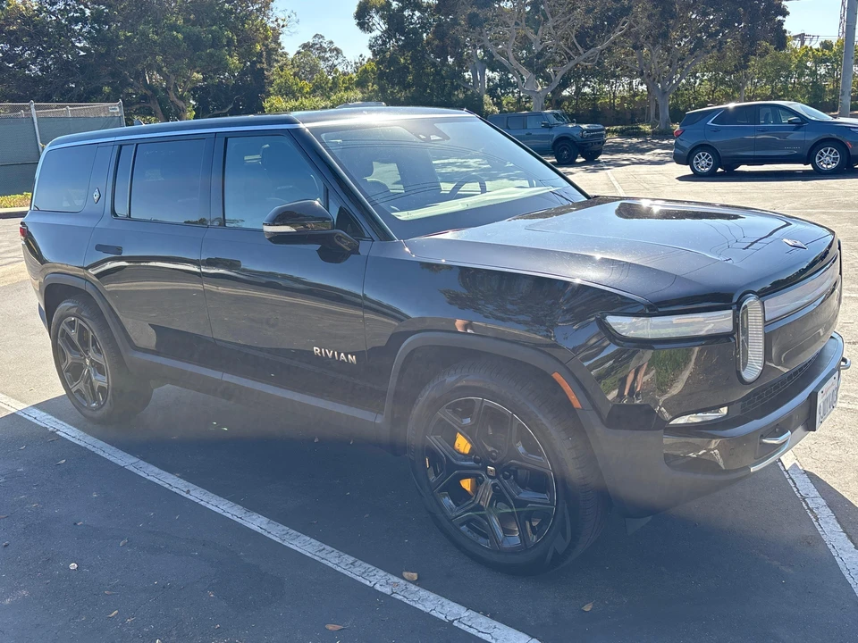 2023 Rivian R1S - Image 19 of 31
