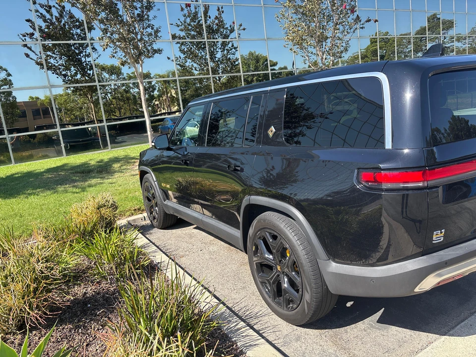 2023 Rivian R1S - Image 31 of 31