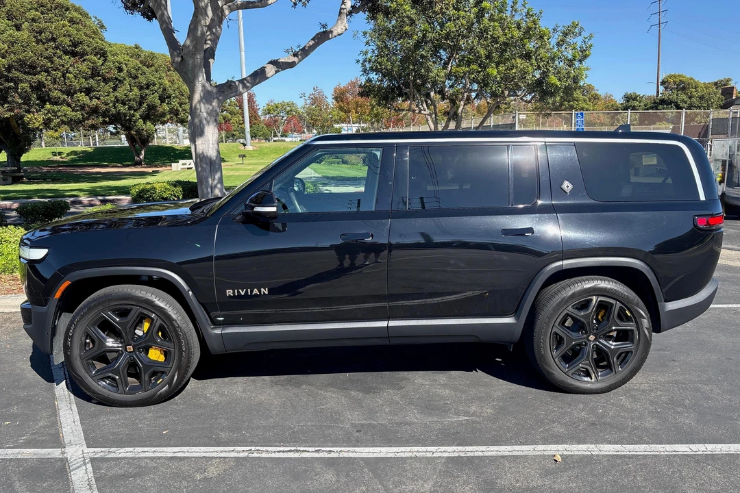 2023 Rivian R1S - Image 3 of 31
