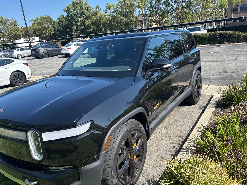 2023 Rivian R1S - Image 25 of 31