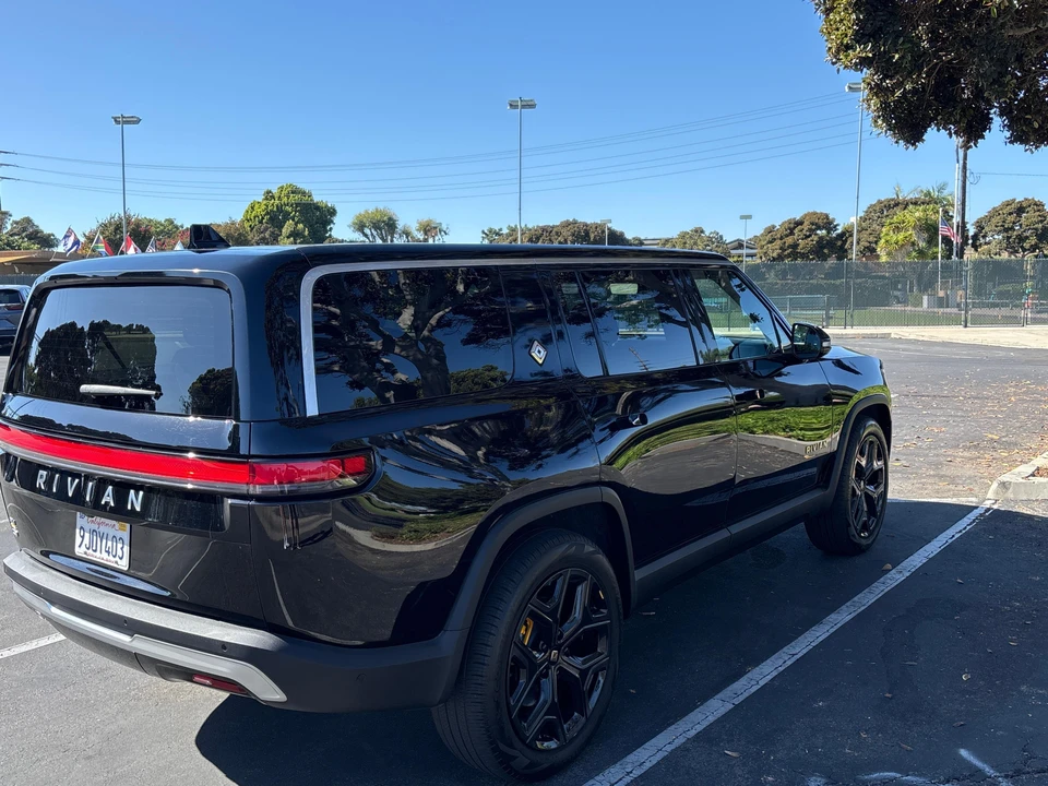 2023 Rivian R1S - Image 15 of 31
