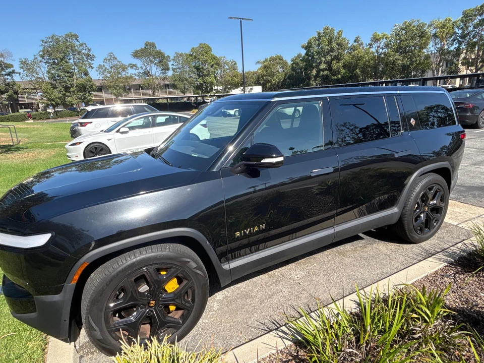 2023 Rivian R1S - Image 11 of 31