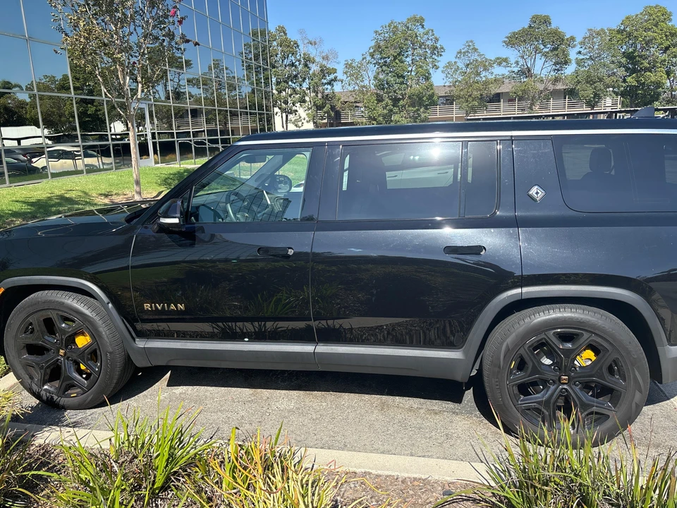 2023 Rivian R1S - Image 30 of 31