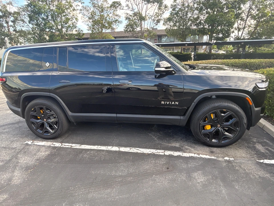 2023 Rivian R1S - Image 18 of 31