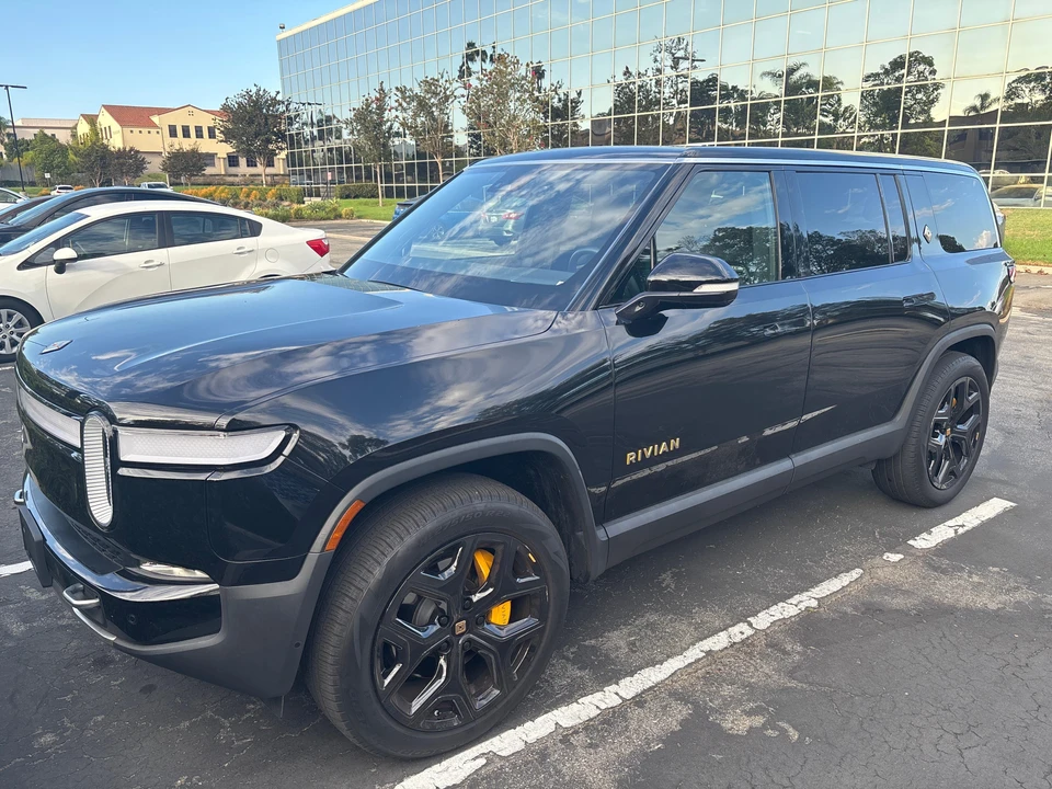 2023 Rivian R1S - Image 13 of 31