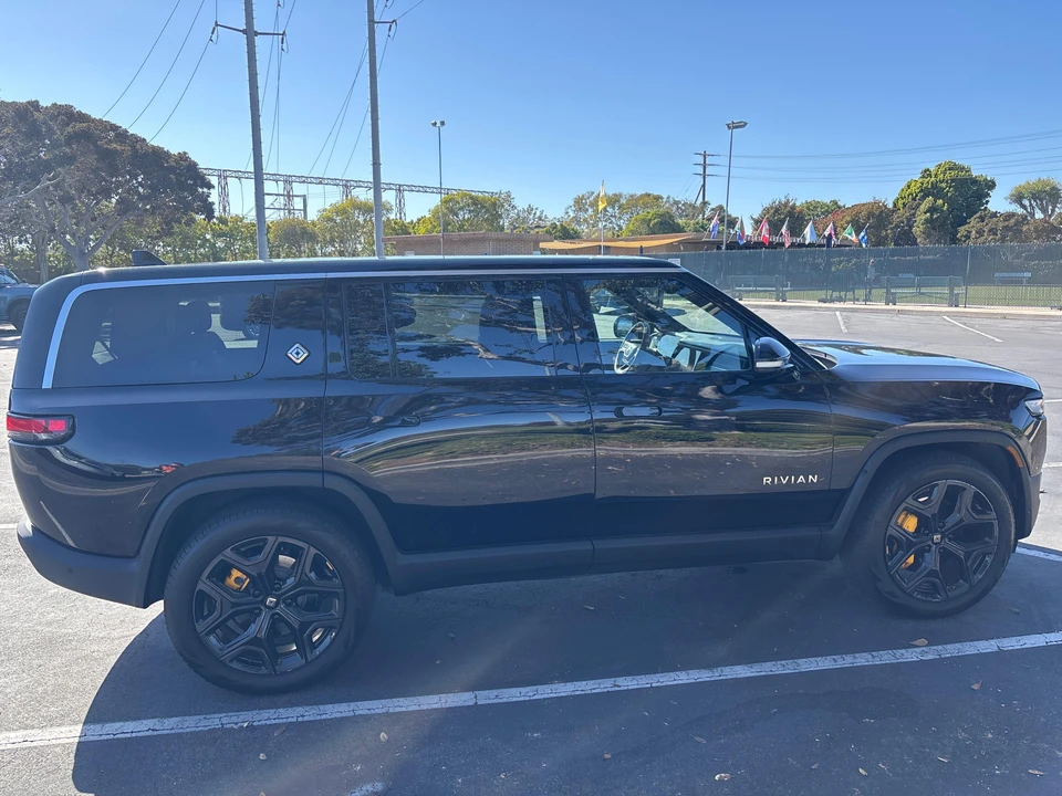 2023 Rivian R1S - Image 17 of 31