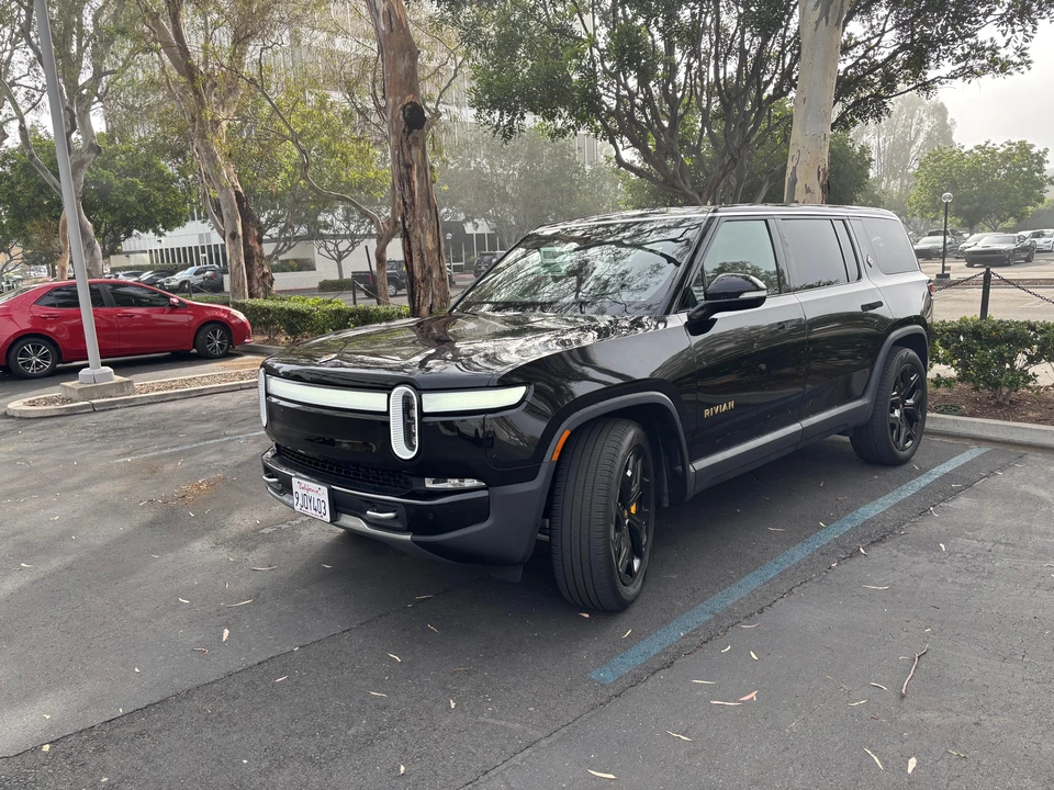 2023 Rivian R1S - Image 10 of 31