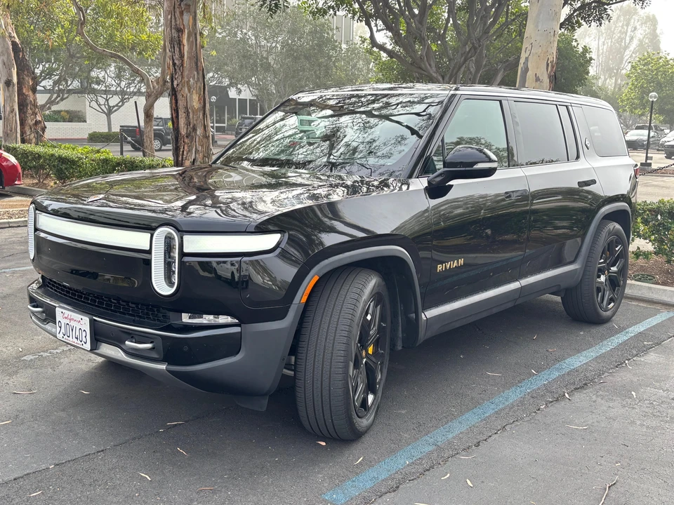 2023 Rivian R1S - Image 12 of 31