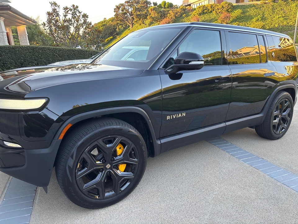 2023 Rivian R1S - Image 26 of 31