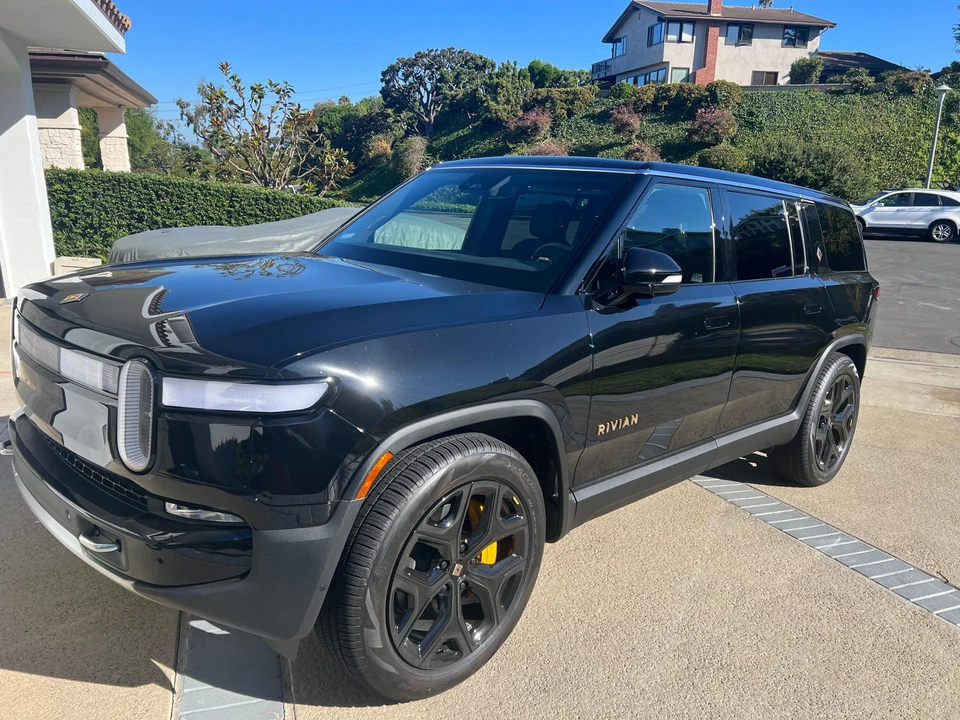2023 Rivian R1S - Image 9 of 31