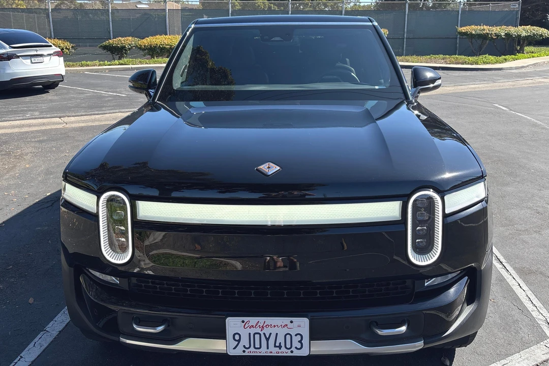 2023 Rivian R1S - Image 2 of 31