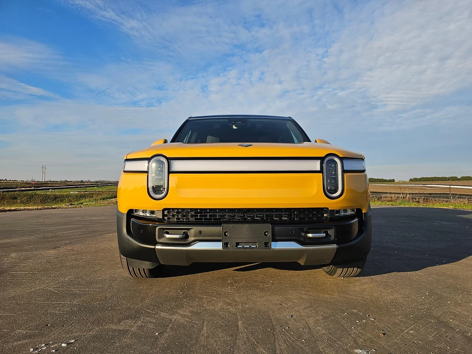 2023 Rivian R1S - Image 7 of 31