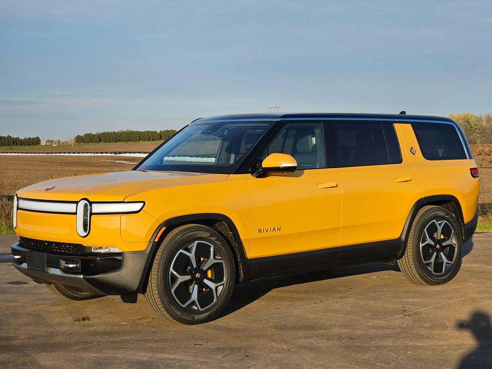 2023 Rivian R1S - Image 17 of 31