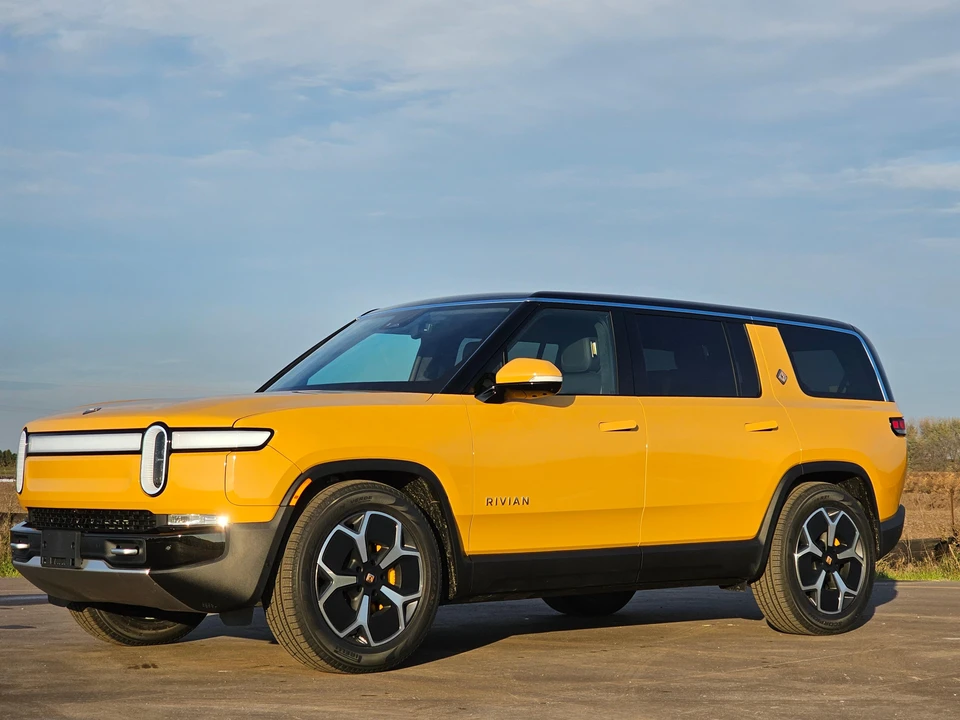 2023 Rivian R1S - Image 18 of 31