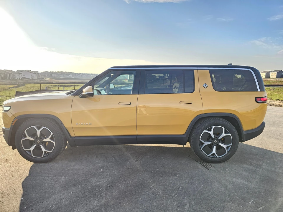 2023 Rivian R1S - Image 19 of 31