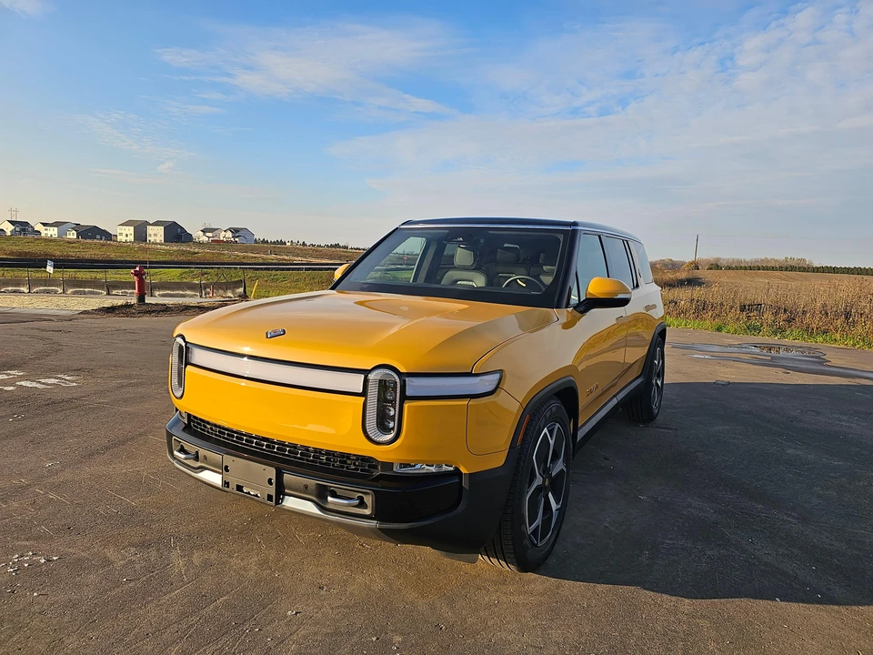 2023 Rivian R1S - Image 15 of 31